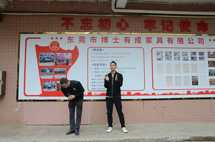 宅男导航网址厂部负责人王晓东和张玉元上台发言