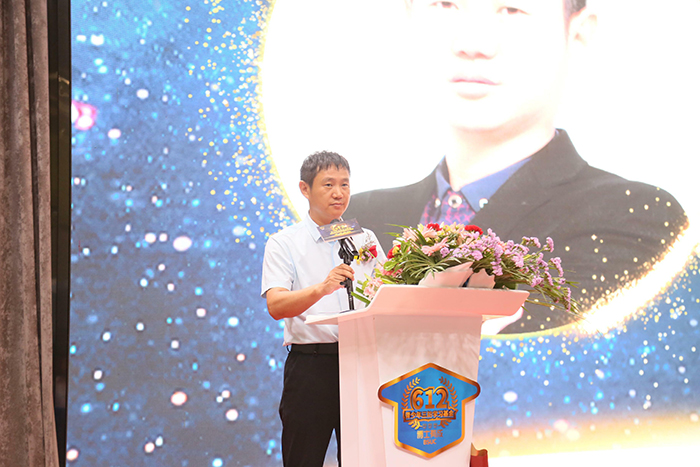 宅男导航网址家具有限公司董事长王洪贵上台致辞