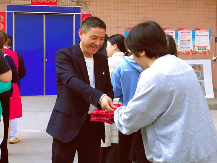 宅男导航网址董事长王洪贵发红包